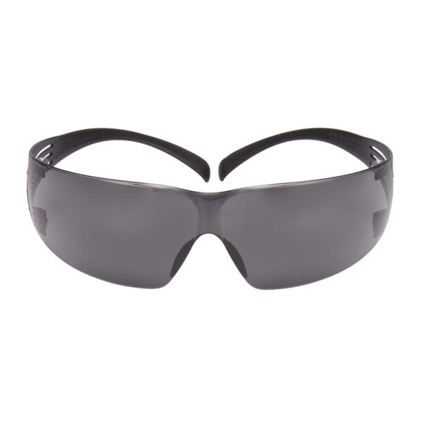 3M SecureFit SF202AF öryggisgleraugu með dökku gleri — framan frá