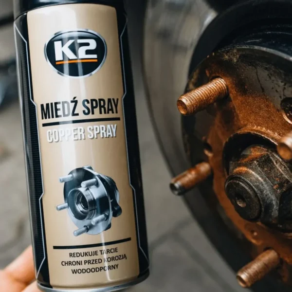 K2 Copper Spray úðabrúsi við hjólnaf með koparlituðu varnarlagi.