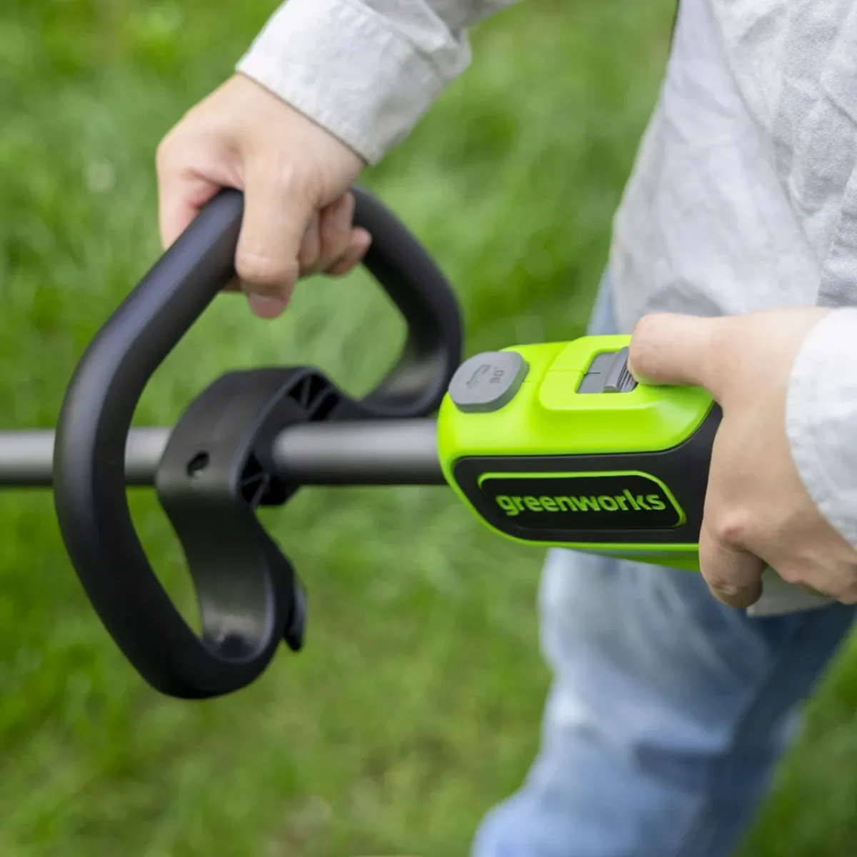 Greenworks 24V sláttuorf 33 cm – stillanlegt aukahandfang sýnt