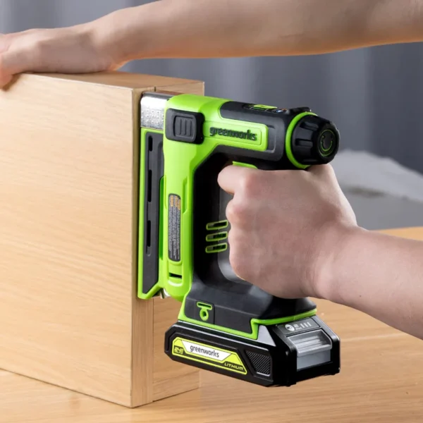 Greenworks 24V heftibyssa – heftað í horn trékassa