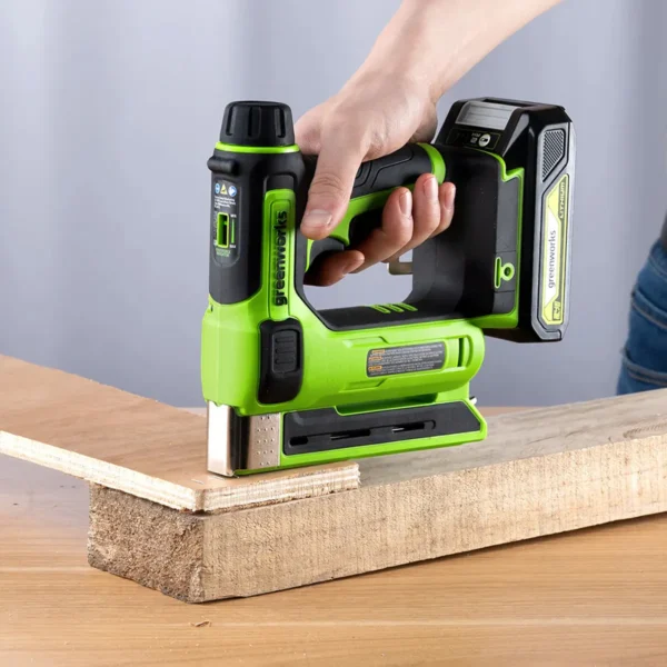 Greenworks 24V heftibyssa – þunn tréplata fest á borði
