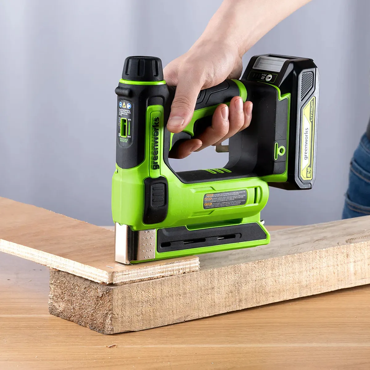 Greenworks 24V heftibyssa – þunn tréplata fest á borði
