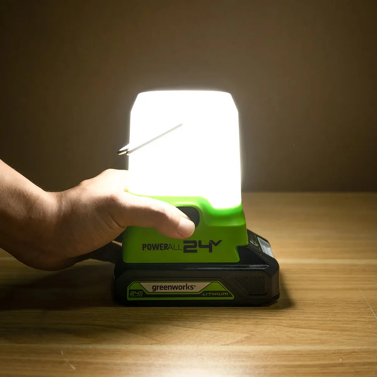 Greenworks 24V LED lukt – kveikt á útileguljósi á borði