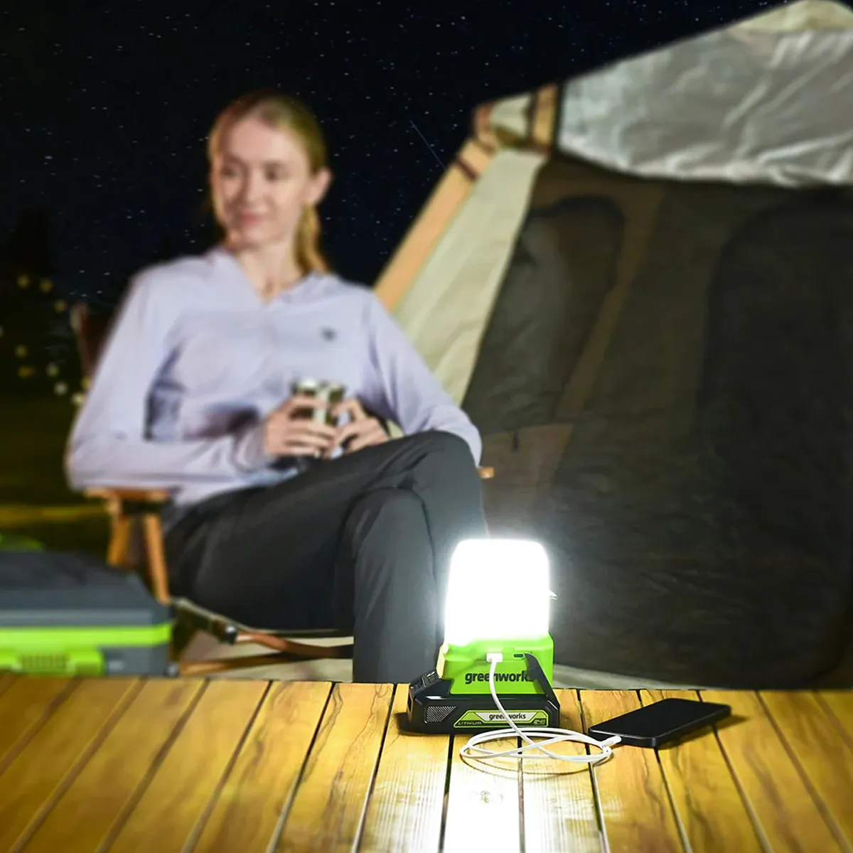 Greenworks 24V LED lukt – útileguljós hleður síma á borði