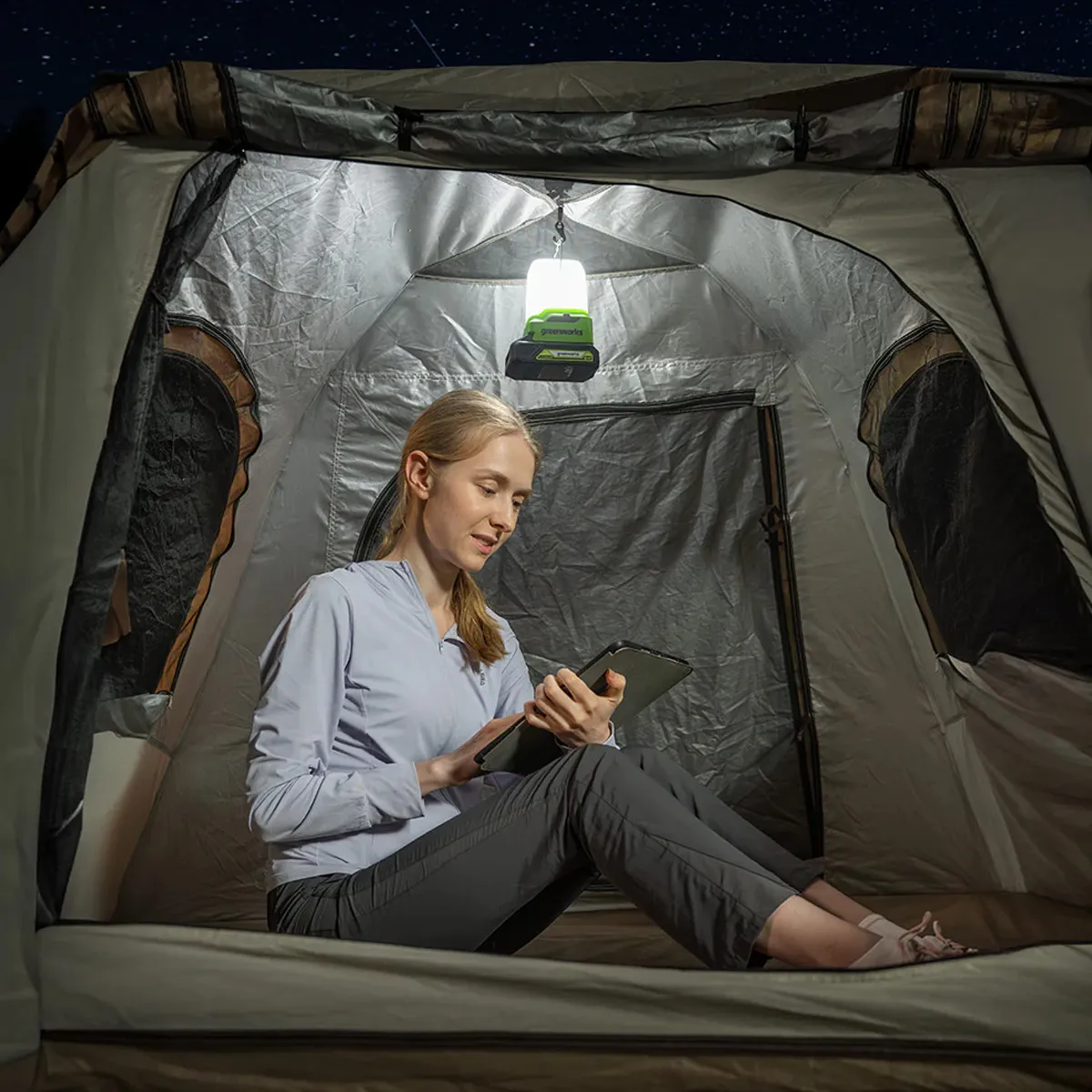 Greenworks 24V LED lukt – útileguljós hangir í tjaldi