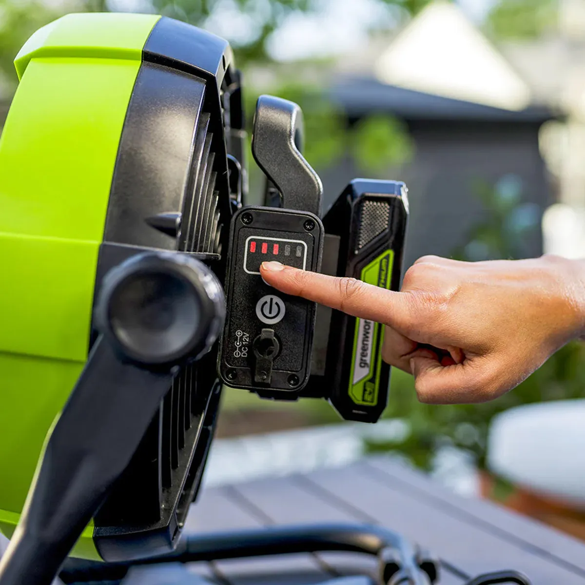 Greenworks 24V vifta – nærmynd af hraðastillingum aftan á viftu