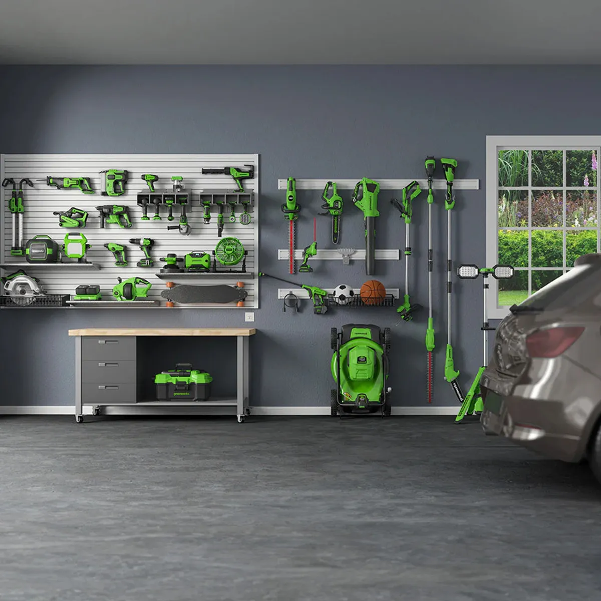 Greenworks verkfæri á vegg og vinnuborði í bílskúr