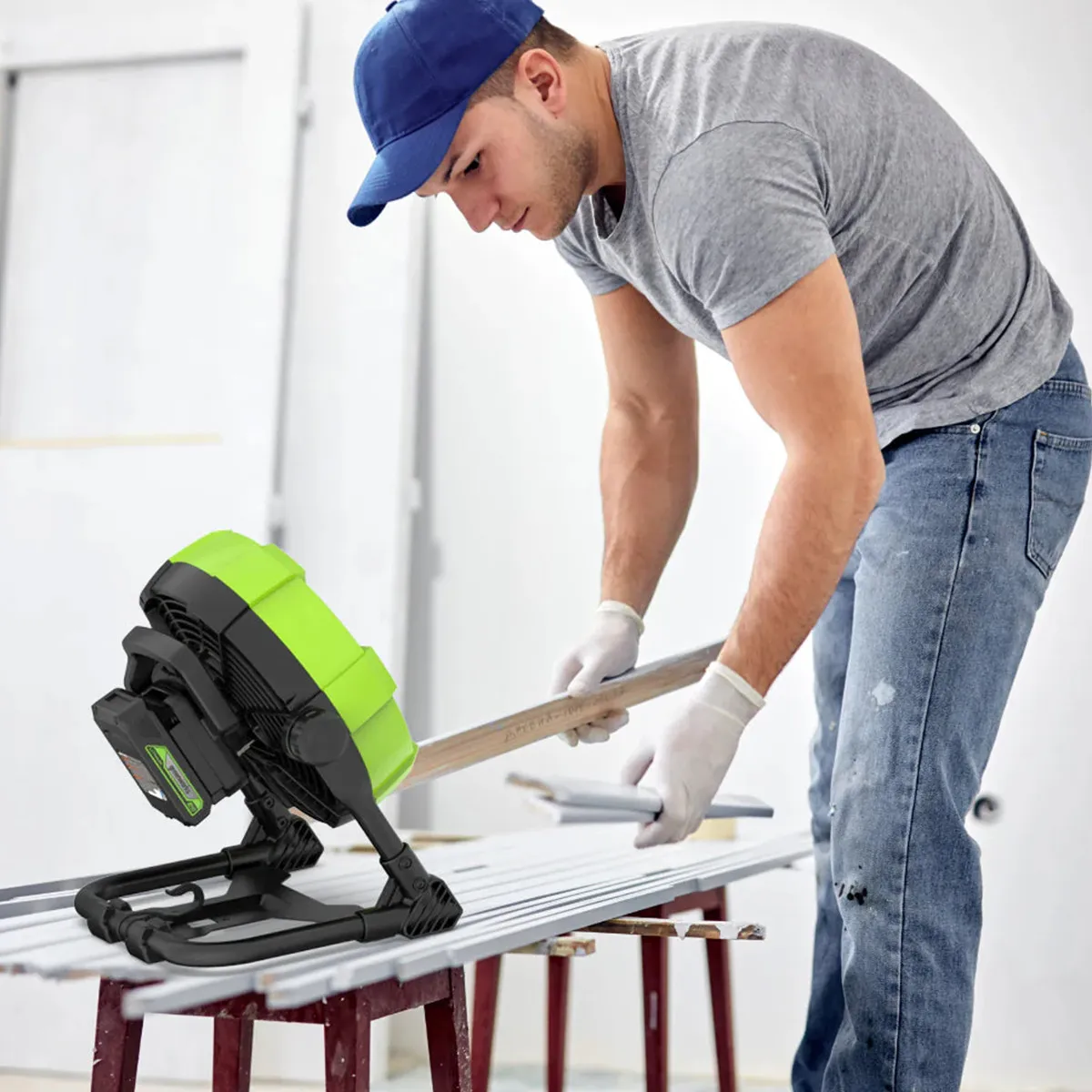 Greenworks 24V vifta – vifta á vinnuborði við viðarvinnu