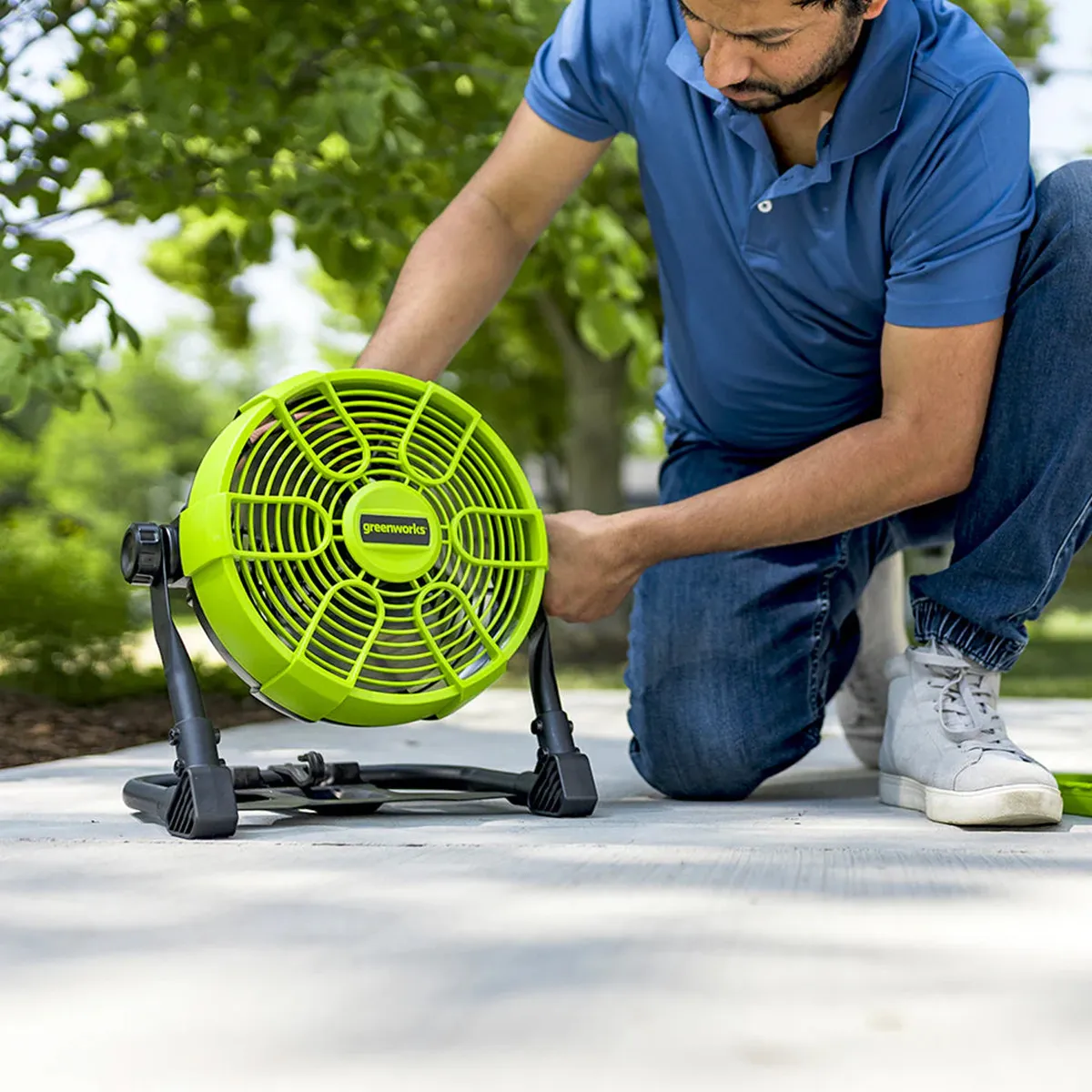 Greenworks 24V vifta – vifta stillt á jörð utandyra