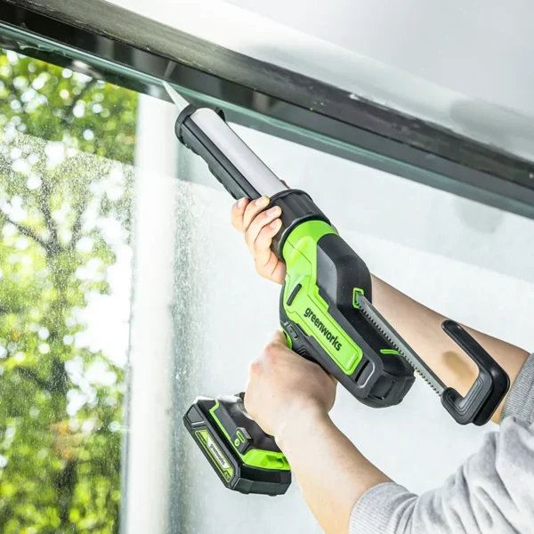 Greenworks 24V kíttisbyssa – kíttað við glugga