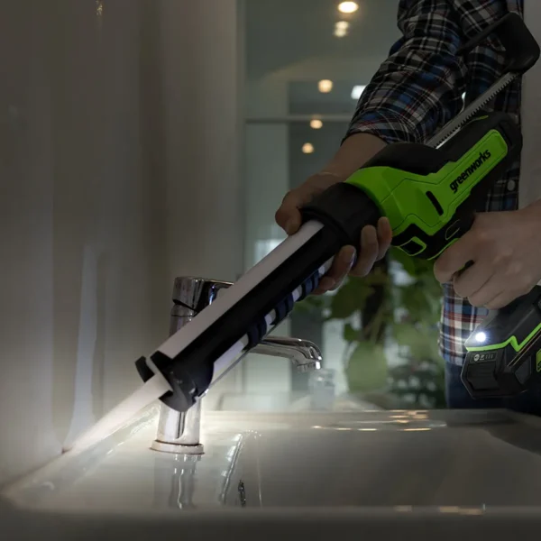Greenworks 24V kíttisbyssa – kíttað við vask með vinnuljósi