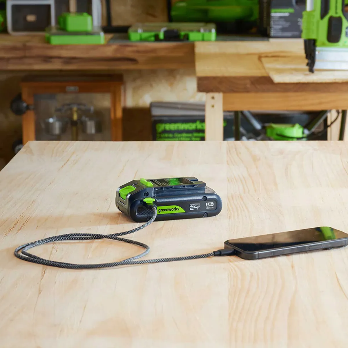Greenworks USB-C hleðslusnúra 100 W – snúra milli rafhlöðu og farsíma á borði