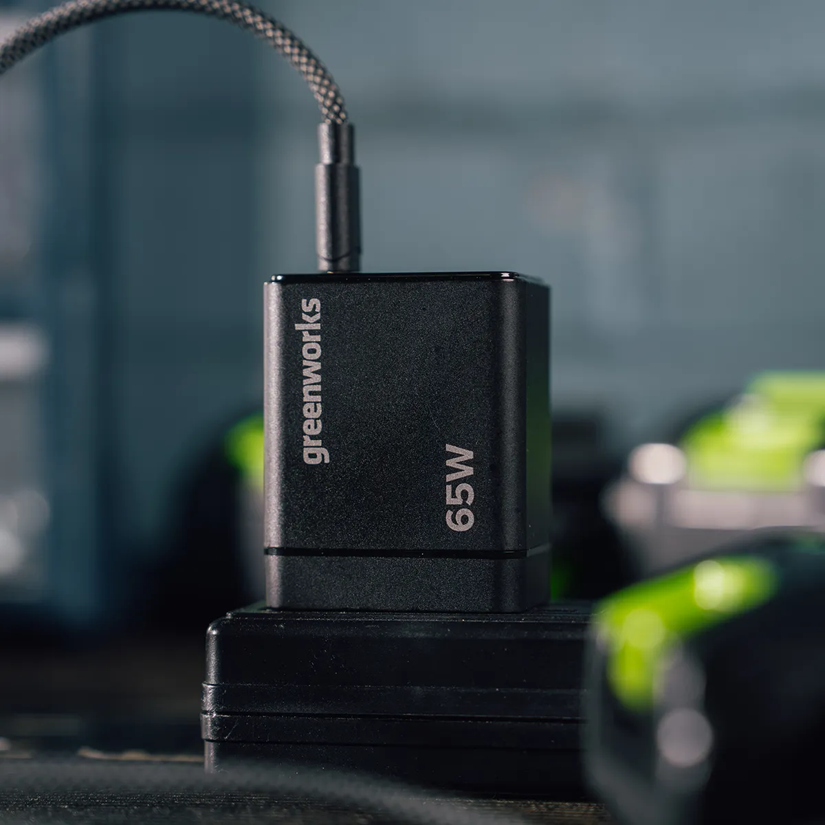 Greenworks 65 W USB-C hleðslutæki – með USB-C snúru í sambandi