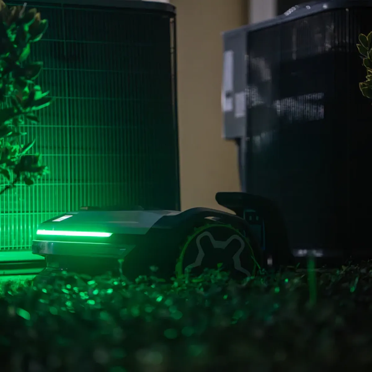 Greenworks AiMowbot C12 sláttuvélmenni – sláttuvélmenni með grænu stöðuljósi við hús
