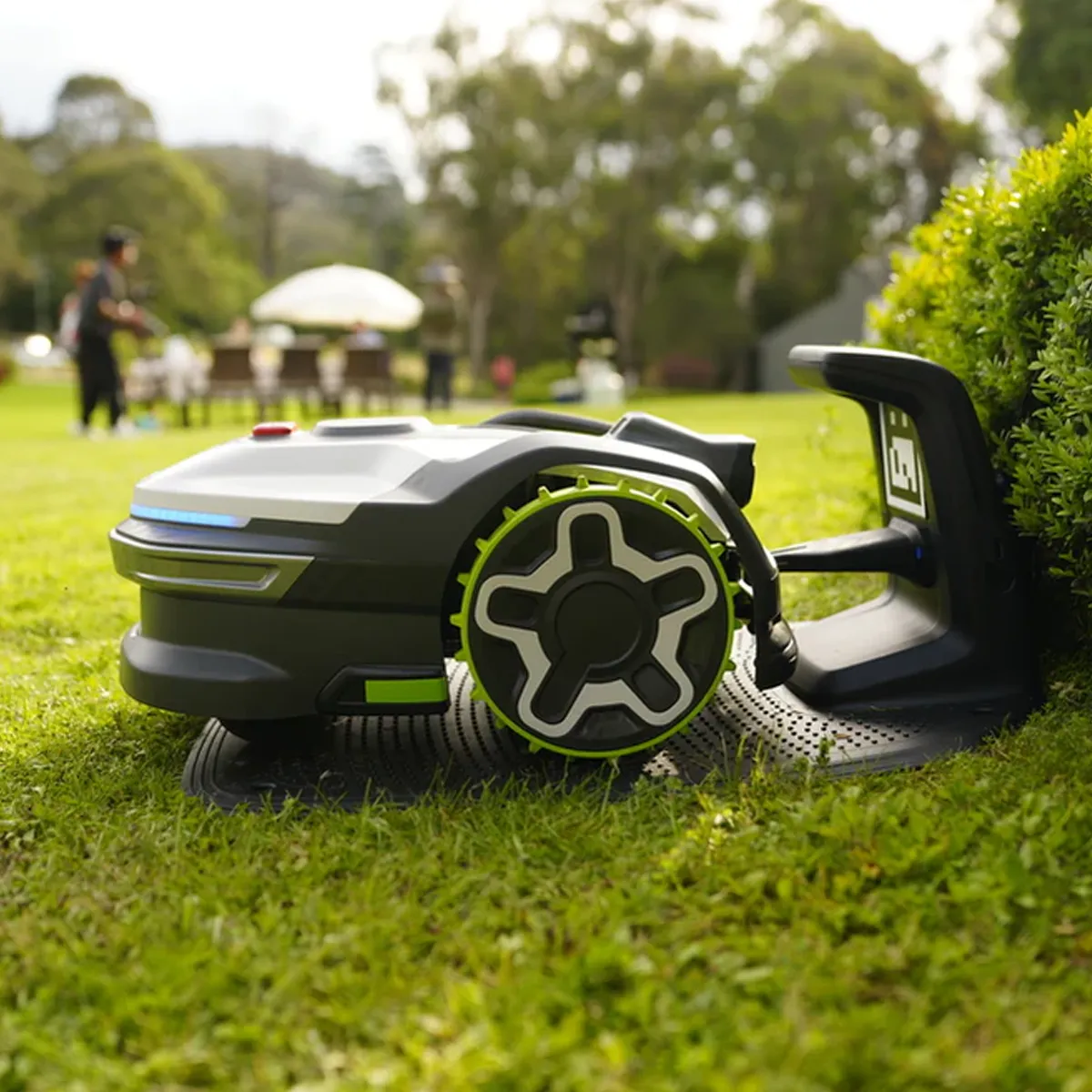 Greenworks AiMowbot C12 sláttuvélmenni – sláttuvélmenni við hleðslustöð
