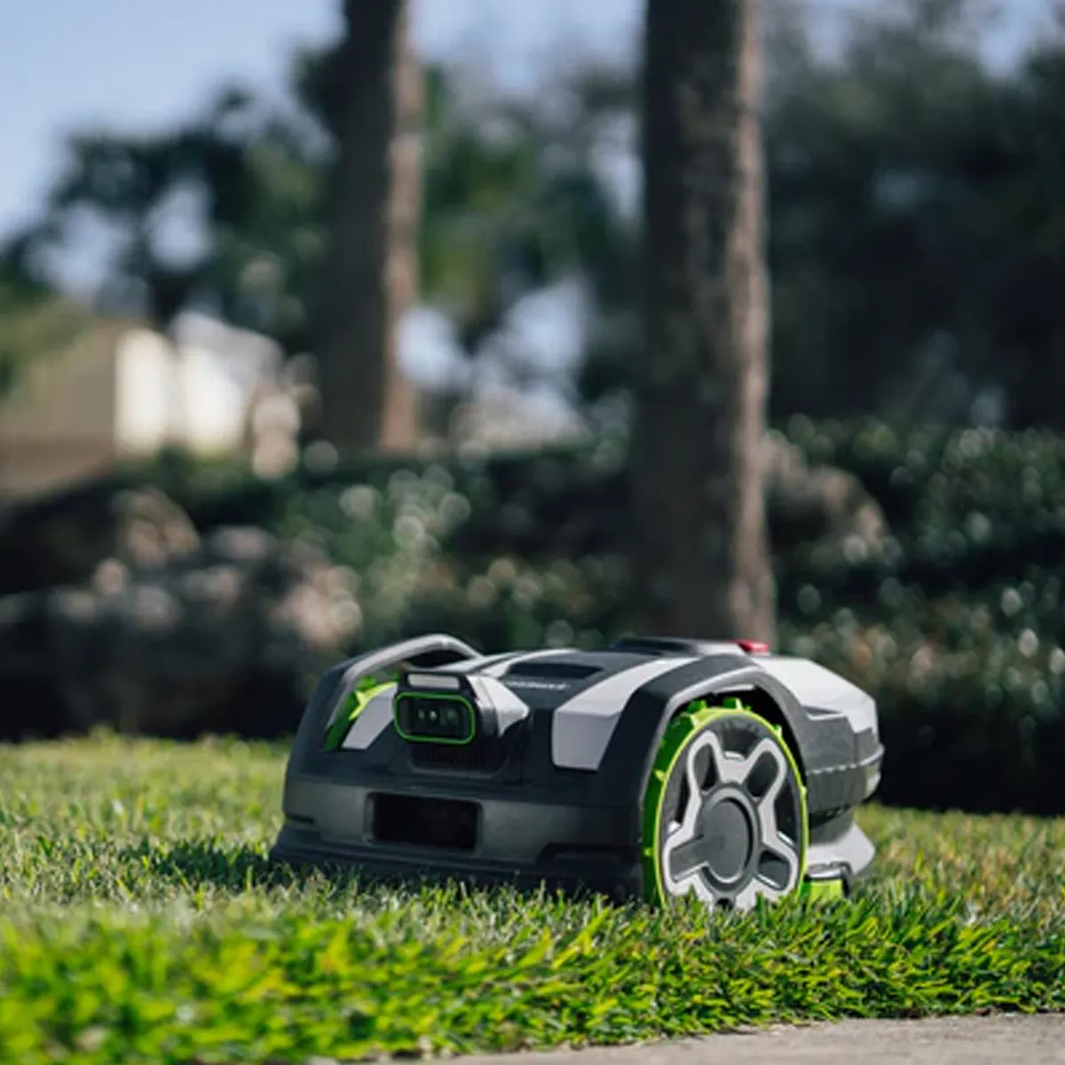 Greenworks AiMowbot C12 sláttuvélmenni – sláttuvélmenni í grasi séð frá hlið