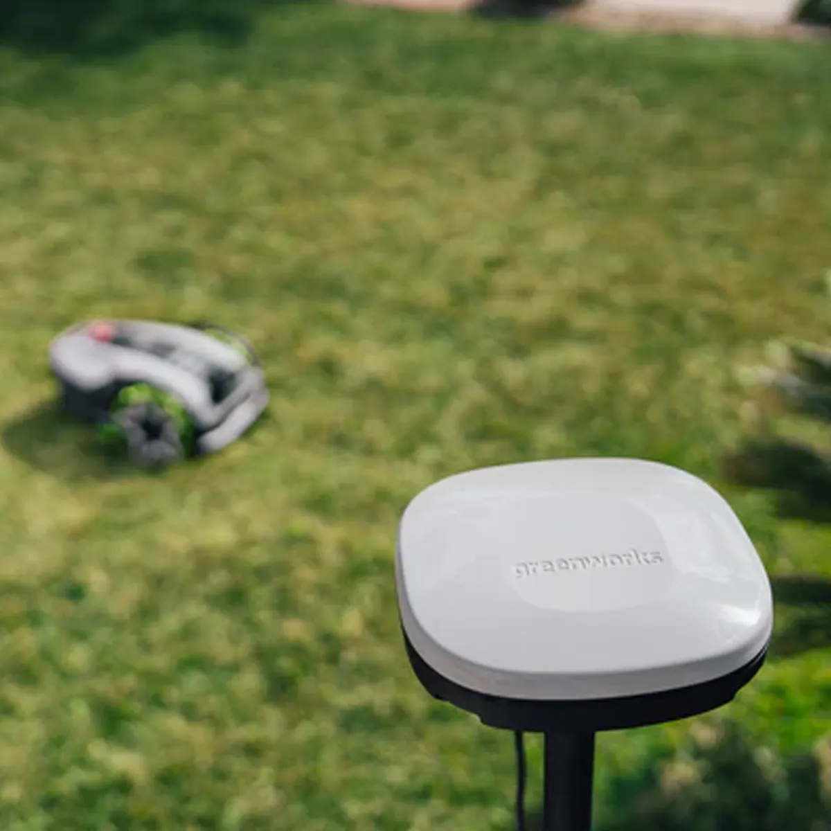 Greenworks AiMowbot C12 sláttuvélmenni – staðsetningarbúnaður og sláttuvélmenni í garði