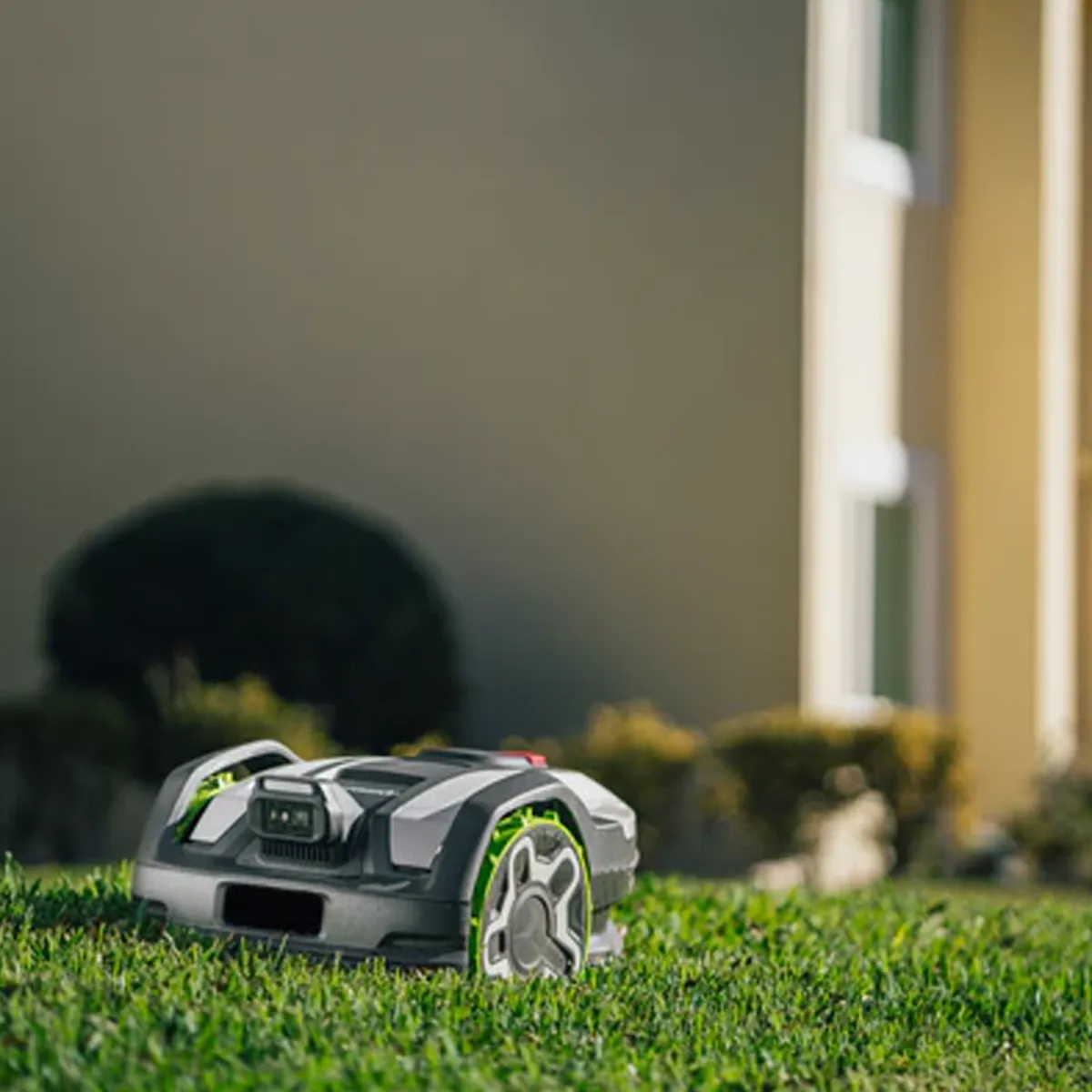 Greenworks AiMowbot C12 sláttuvélmenni – sláttuvélmenni á grasflöt við húsvegg