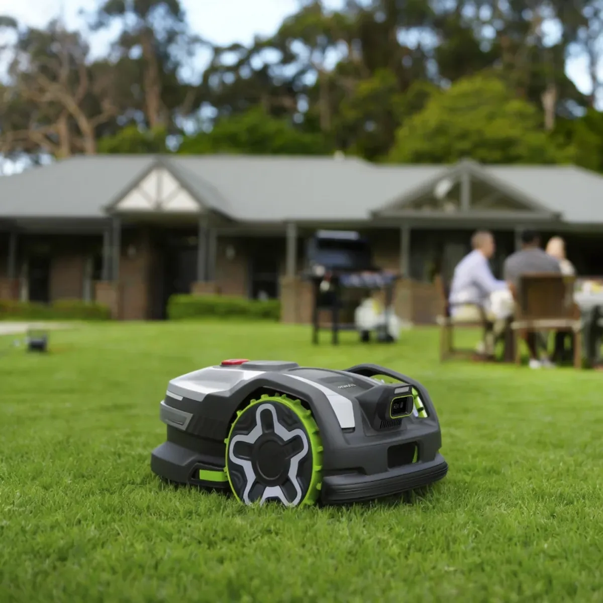 Greenworks AiMowbot C12 sláttuvélmenni – sláttuvélmenni fyrir framan garðhús
