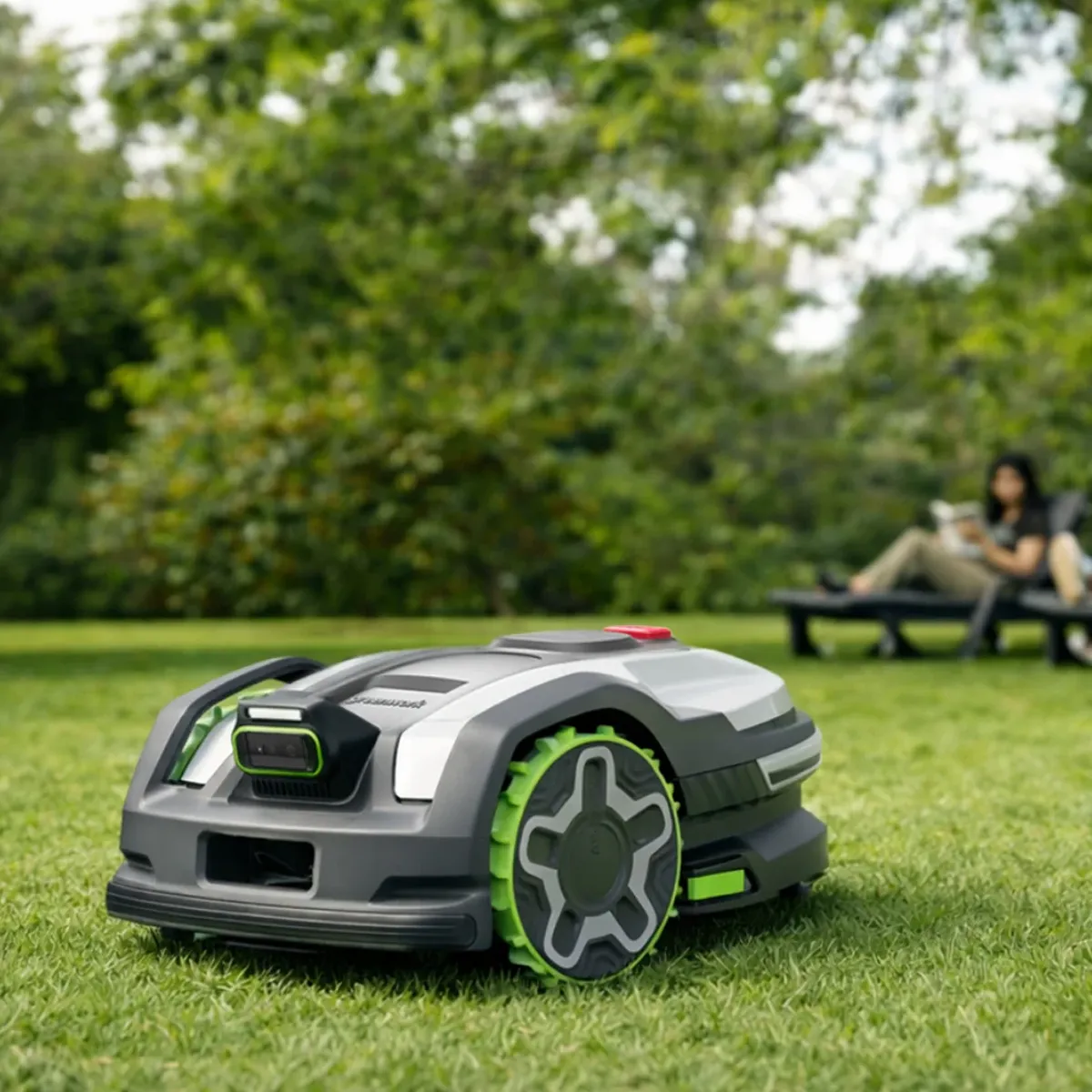 Greenworks AiMowbot C12 sláttuvélmenni – sláttuvélmenni séð frá horni í garði
