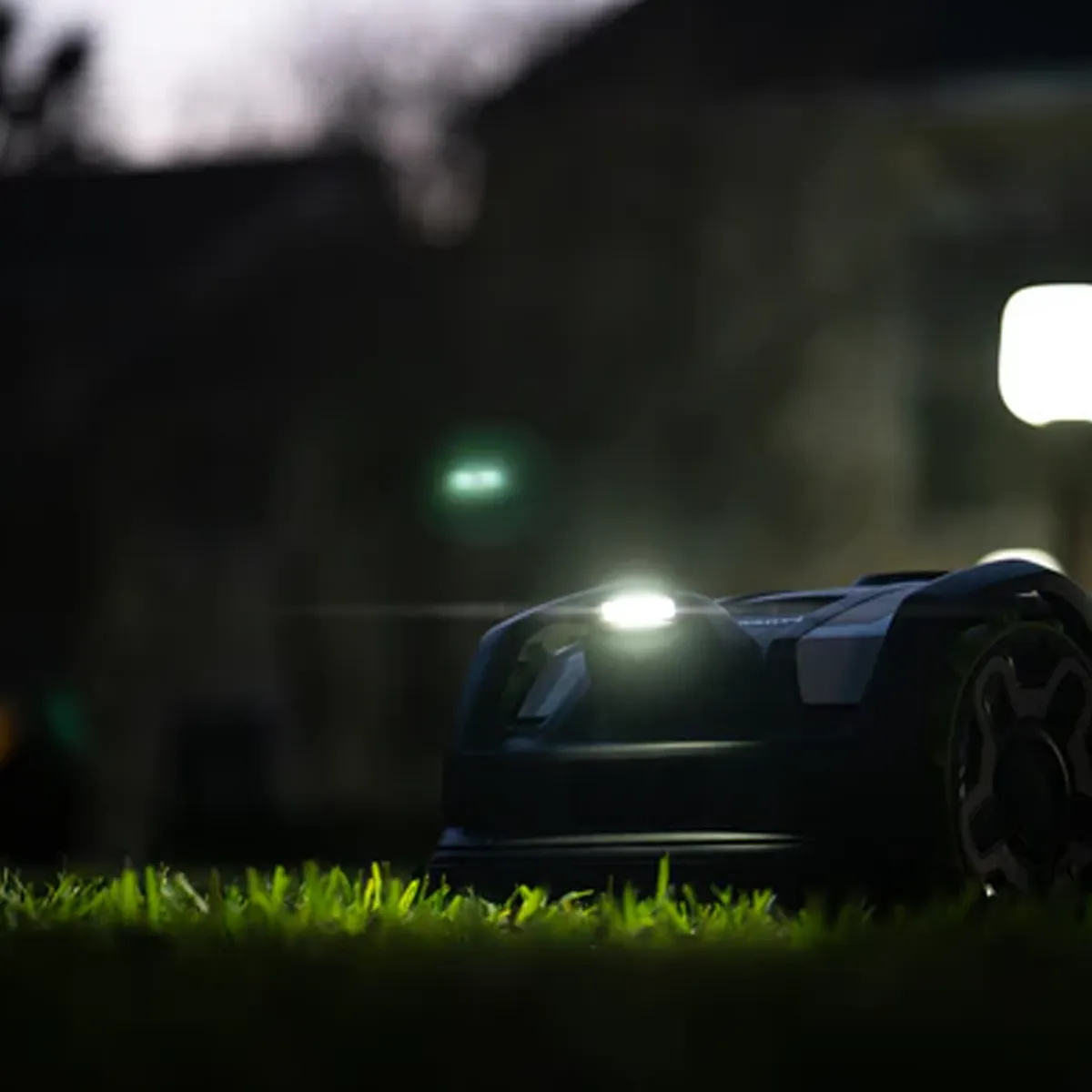 Greenworks AiMowbot C12 sláttuvélmenni – sláttuvélmenni með framljósi á grasflöt