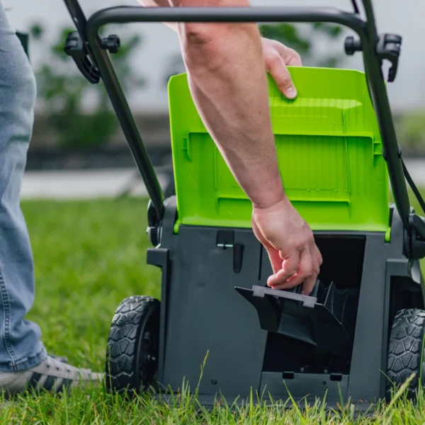 Mulching-tappi tekinn úr afturúttaki Greenworks 36 cm sláttuvélar með hlífina opna.