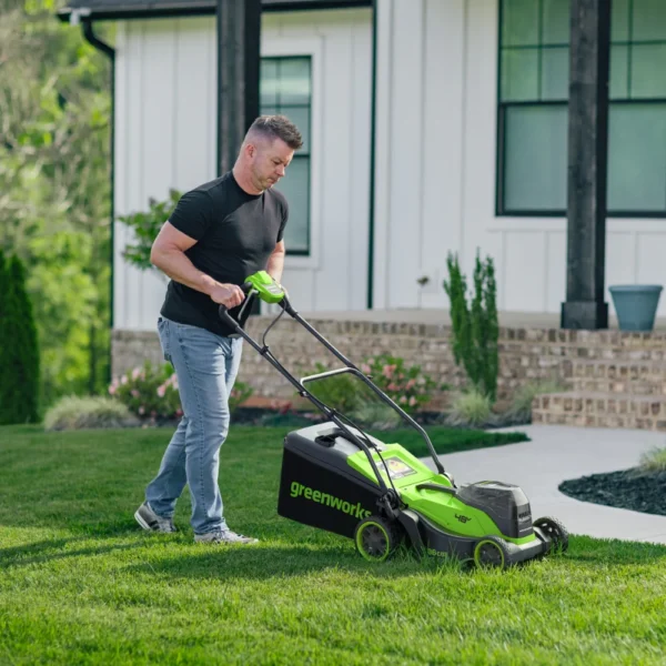 Gras slegið með Greenworks 36 cm sláttuvél með áfestum grassafnara.