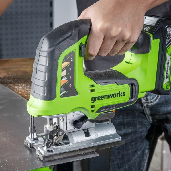 Greenworks 24V stingsög – sagað með sögina við borðbrún