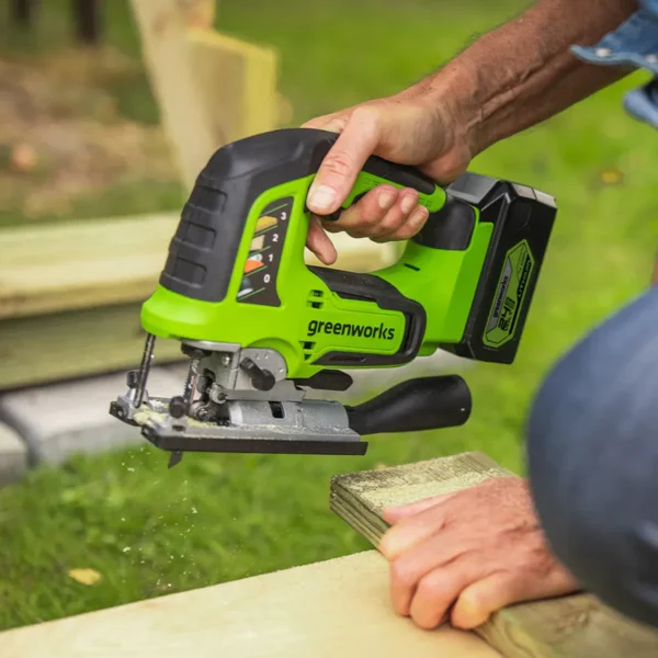 Greenworks 24V stingsög – sagað við enda tréplötu