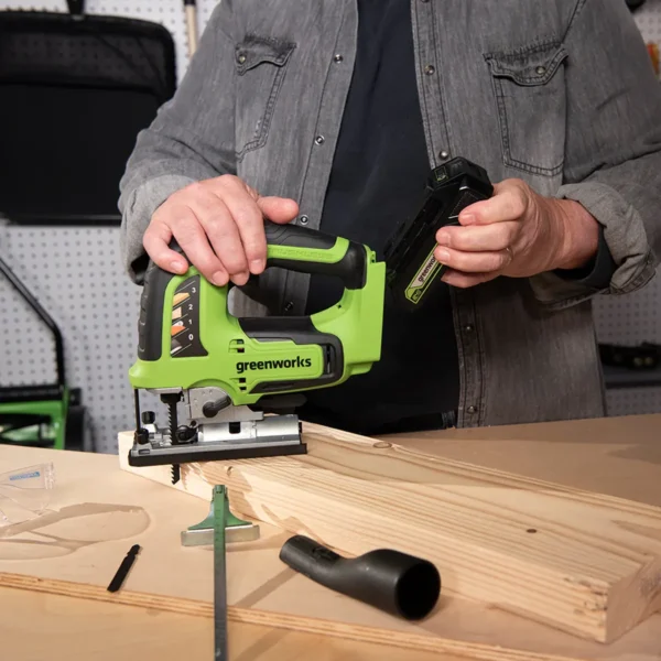 Greenworks 24V stingsög – rafhlaða tekin af söginni