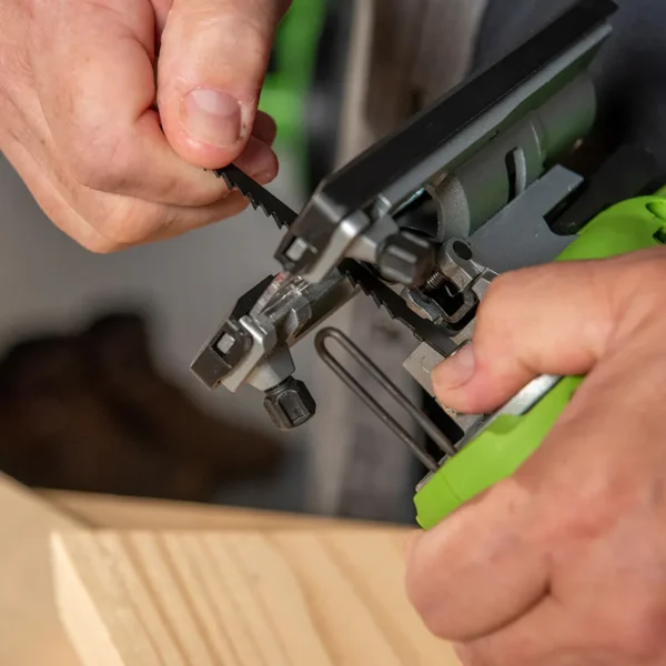 Greenworks 24V stingsög – skipt um sagarblað