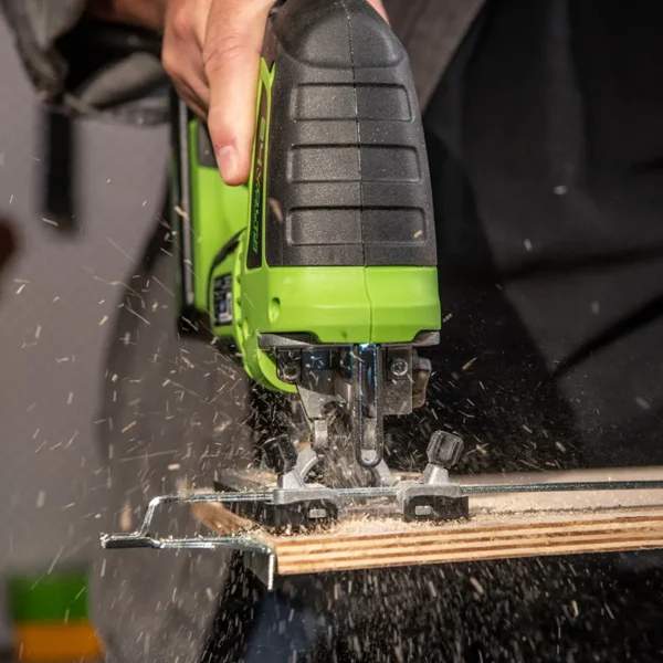 Greenworks 24V stingsög – krossviður sagaður