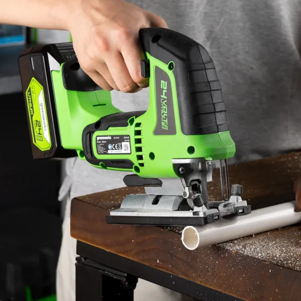 Greenworks 24V stingsög – plaströr sagað