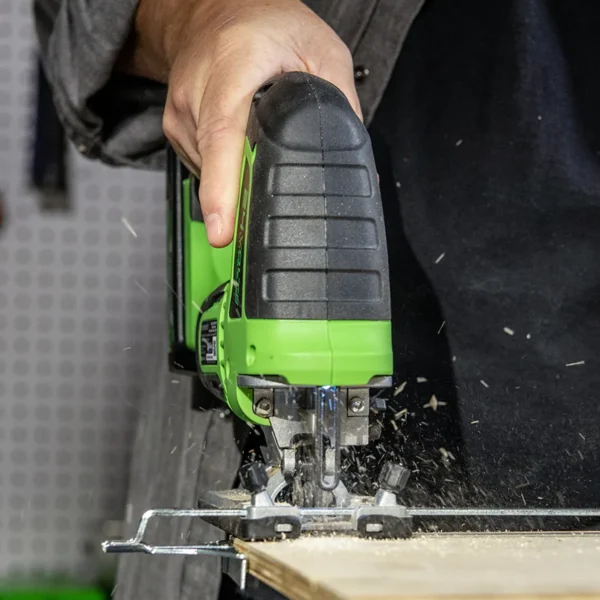 Greenworks 24V stingsög – tréplata söguð að framan