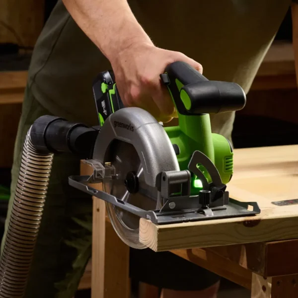 Greenworks 24V hjólsög 165 mm – viður sagaður með ryksugu tengda
