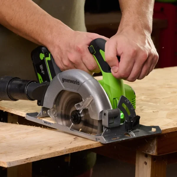 Greenworks 24V hjólsög 165 mm – sagað í við á vinnuborði