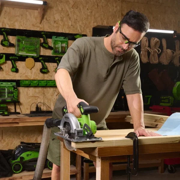 Greenworks 24V hjólsög 165 mm – unnið með hjólsög á verkstæði