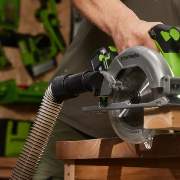 Greenworks 24V hjólsög 165 mm – nærmynd af hjólsög og ryksuguslöngu