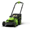 Greenworks LM5102SA1 sláttuvél með grassafnara, séð skáhallt að framan.