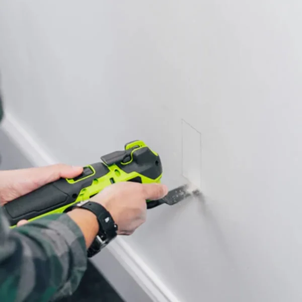 Greenworks 24V fjölnotavél – skorið í veggplötu