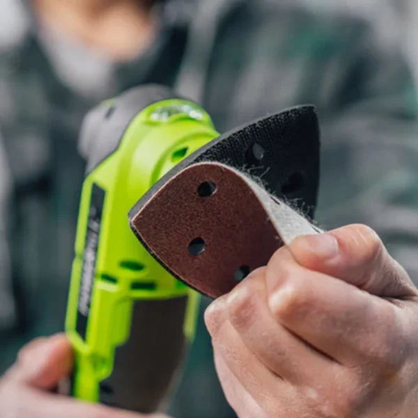 Greenworks 24V fjölnotavél – slípipappír settur á haus