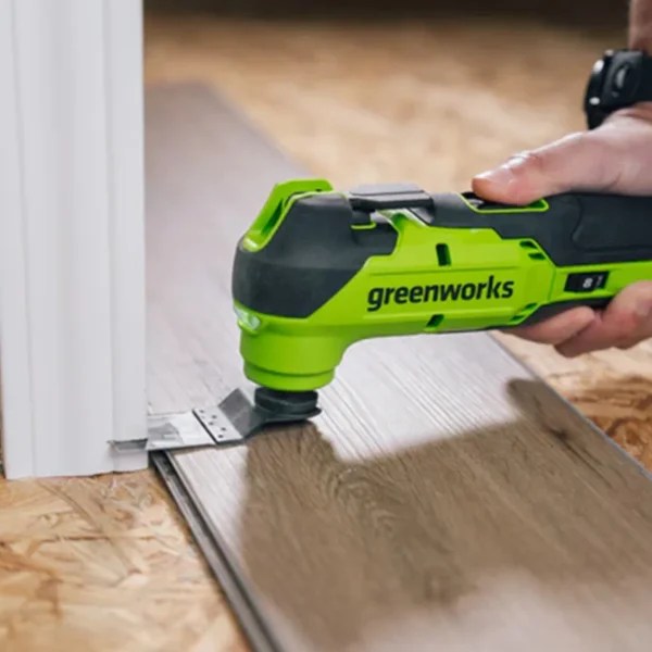 Greenworks 24V fjölnotavél – hurðarkarmur sagaður við gólf
