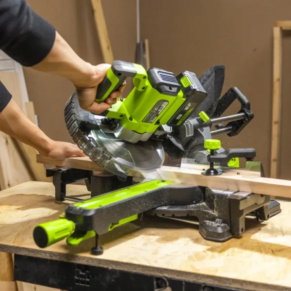 Greenworks 24V geirungssög 216 mm – viður sagaður á ská