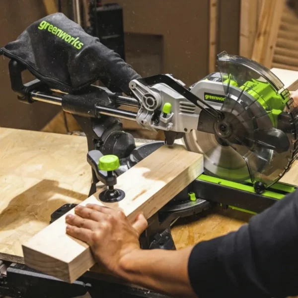 Greenworks 24V geirungssög 216 mm – tréplanki festur fyrir sögun