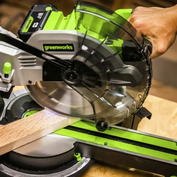 Greenworks 24V geirungssög 216 mm – sagarblað og hlíf í návígi