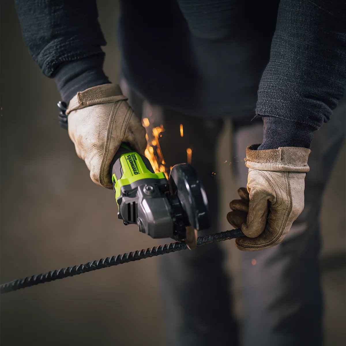Greenworks 24V slípirokkur 125 mm – járnstöng skorin með hornslípirokk