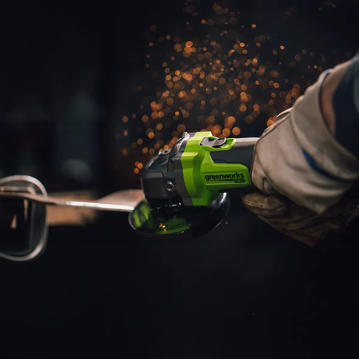 Greenworks 24V slípirokkur 125 mm – málmur skorinn með neistaflugi