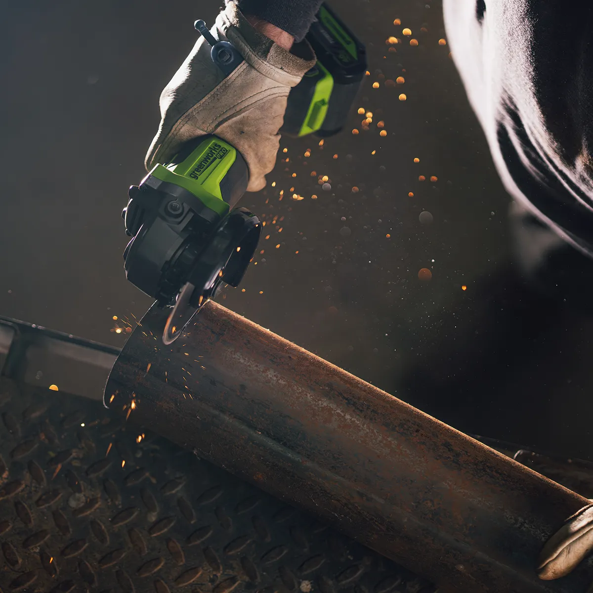 Greenworks 24V slípirokkur 125 mm – málmrör skorið