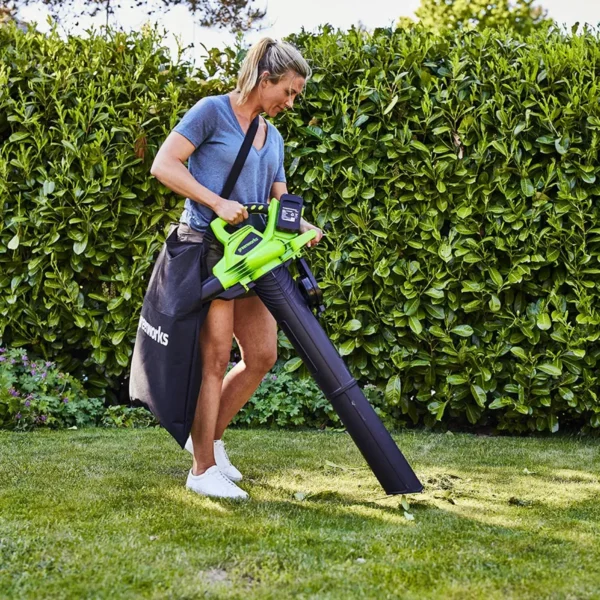 Greenworks 48V laufsuga og blásari – við laufblástur á grasflöt