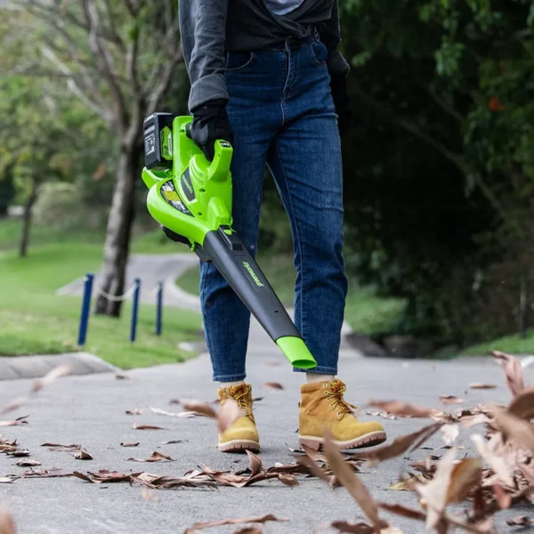 Greenworks 48V laufsuga og blásari – í notkun við hreinsun laufblaða af hellum